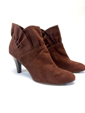 Coconuts by Matisse "Sweet" Ruffled Faux Suede Heeled Ankle Boots Brown Size 10